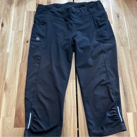 Athleta Pants - Athleta Black Cropped Running Pants Capri Leggings
Size: Small